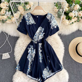 Moderan ženski kombinezon sa špic izrezom i kratkim rukavima u više boja