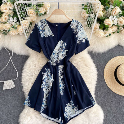 Moderan ženski kombinezon sa špic izrezom i kratkim rukavima u više boja