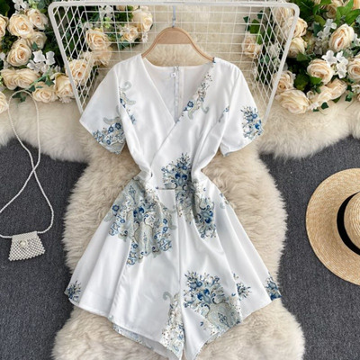 Moderan ženski kombinezon sa špic izrezom i kratkim rukavima u više boja