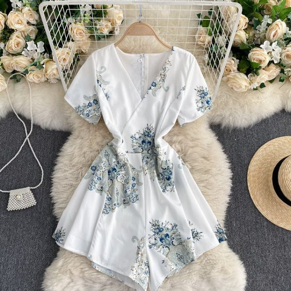 Moderan ženski kombinezon sa špic izrezom i kratkim rukavima u više boja