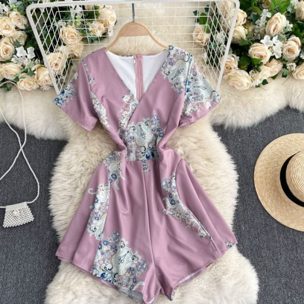 Moderan ženski kombinezon sa špic izrezom i kratkim rukavima u više boja