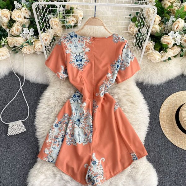 Moderan ženski kombinezon sa špic izrezom i kratkim rukavima u više boja