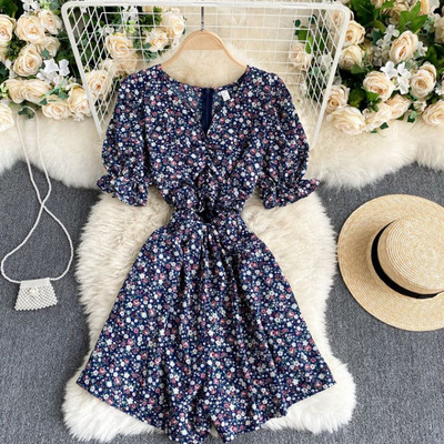 Salopetă casual de damă cu model floral și decolteu spitz