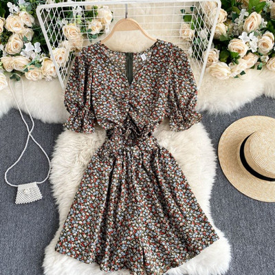 Salopetă casual de damă cu model floral și decolteu spitz