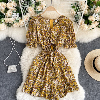 Salopetă casual de damă cu model floral și decolteu spitz