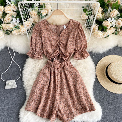 Salopetă casual de damă cu model floral și decolteu spitz