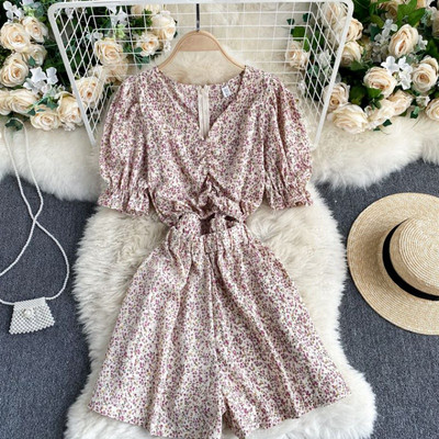 Salopetă casual de damă cu model floral și decolteu spitz