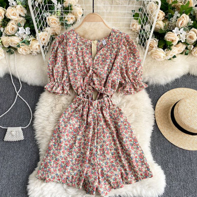 Salopetă casual de damă cu model floral și decolteu spitz