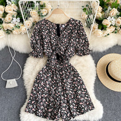 Salopetă casual de damă cu model floral și decolteu spitz