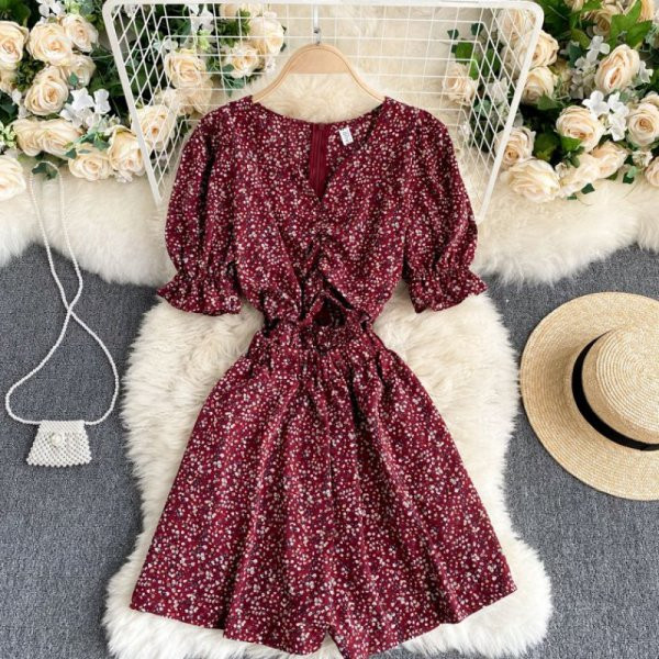 Salopetă casual de damă cu model floral și decolteu spitz