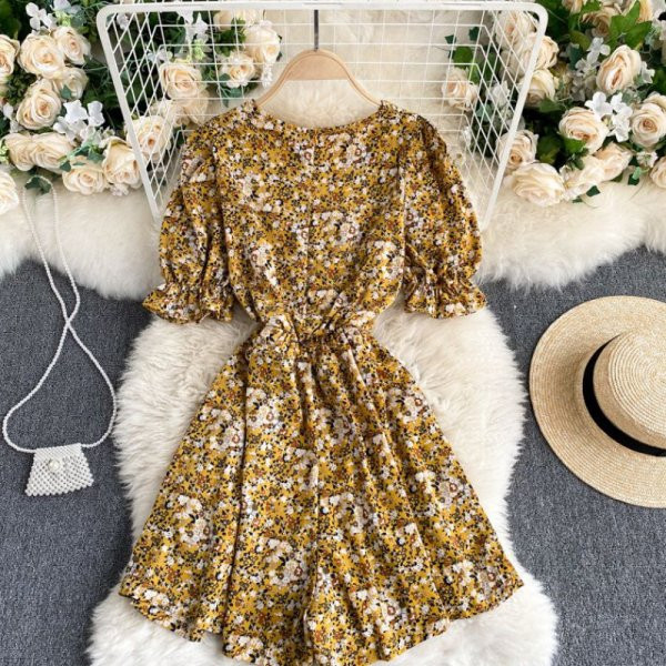 Salopetă casual de damă cu model floral și decolteu spitz