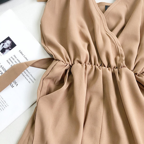 Salopeta scurta de dama cu centura si bretele subtiri