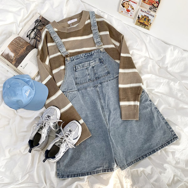 Ženski traper kombinezon s džepovima u retro stilu