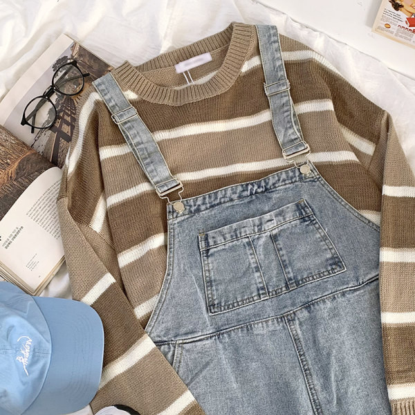 Ženski traper kombinezon s džepovima u retro stilu