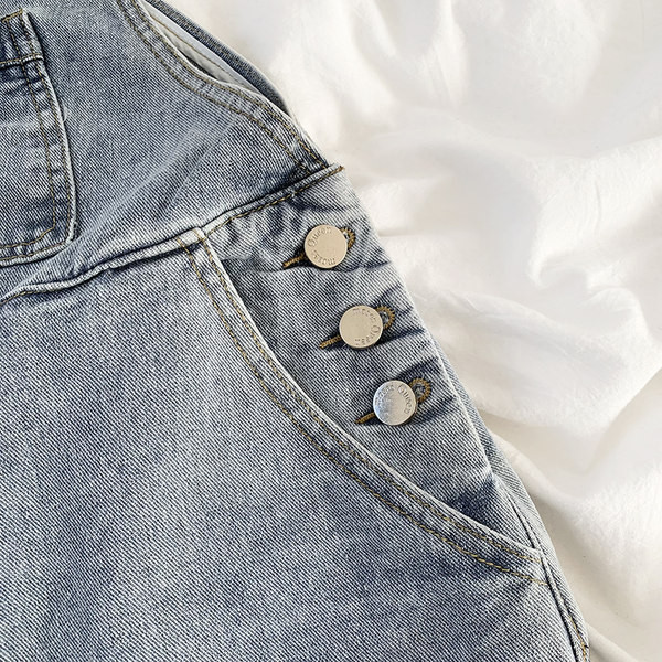 Ženski traper kombinezon s džepovima u retro stilu