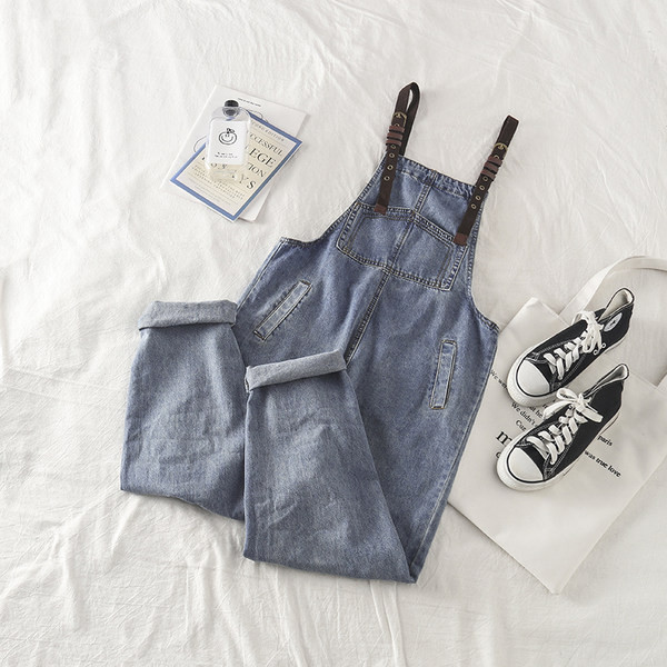 Salopetă largă pentru femei, cu buzunare din denim