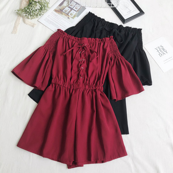 Κοντή γυναικεία ολόσωμη φόρμα με κορδόνια και 3/4 μανίκια