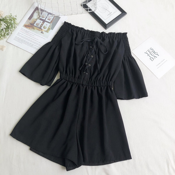 Κοντή γυναικεία ολόσωμη φόρμα με κορδόνια και 3/4 μανίκια