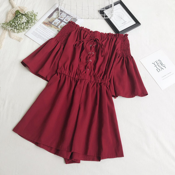 Κοντή γυναικεία ολόσωμη φόρμα με κορδόνια και 3/4 μανίκια