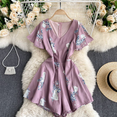 Ženski moderni kombinezon - sa špic izrezom i kratkim rukavima