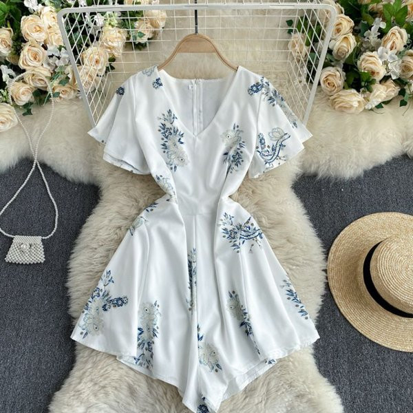 Ženski moderni kombinezon - sa špic izrezom i kratkim rukavima