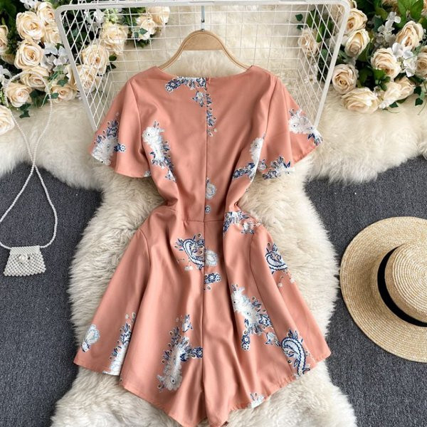 Ženski moderni kombinezon - sa špic izrezom i kratkim rukavima