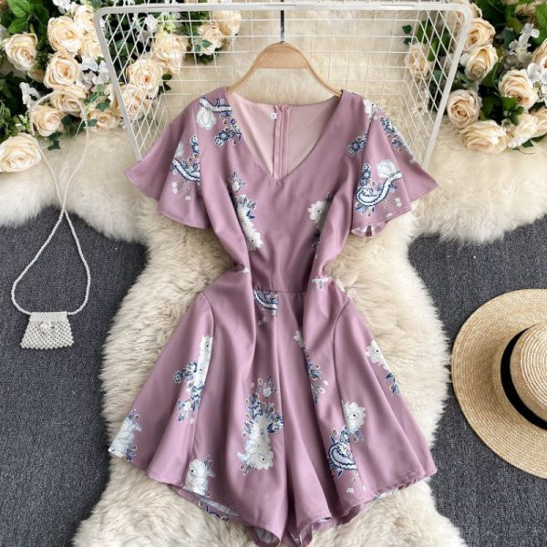 Ženski moderni kombinezon - sa špic izrezom i kratkim rukavima