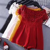 Salopetă scurtă modernă de damă cu dantelă