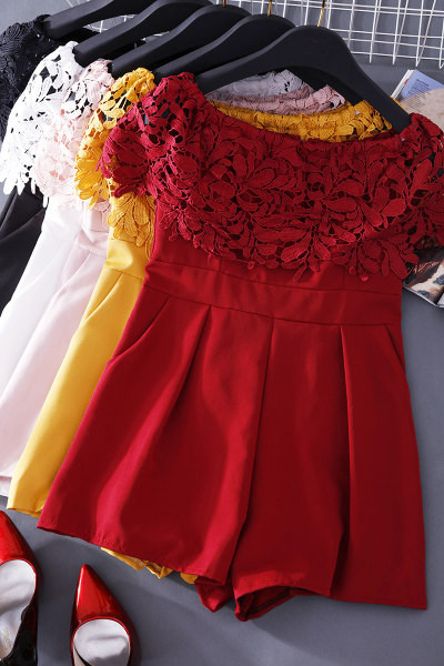 Salopetă scurtă modernă de damă cu dantelă