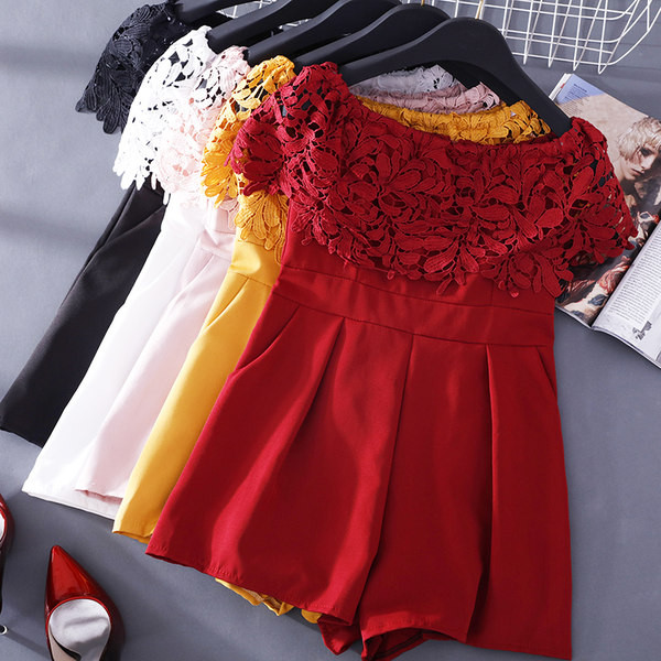 Salopetă scurtă modernă de damă cu dantelă