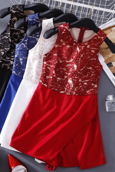 Μοντέρνες γυναικείες ολόσωμες φόρμες με δαντέλα και στρογγυλό ντεκολτέ