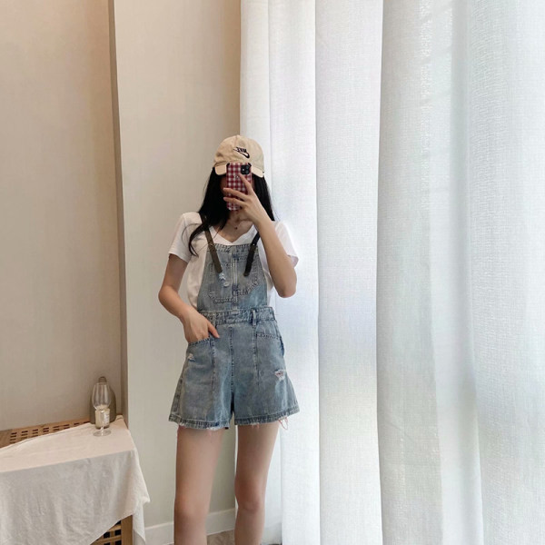 Salopetă scurtă modernă din denim, cu bretele subțiri din piele ecologică