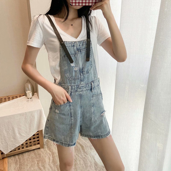 Salopetă scurtă modernă din denim, cu bretele subțiri din piele ecologică