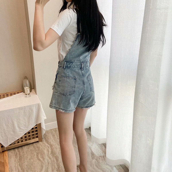 Salopetă scurtă modernă din denim, cu bretele subțiri din piele ecologică