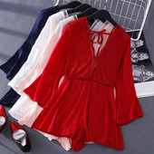 Salopetă scurtă de damă cu dantelă și decolteu spitz