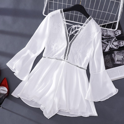 Salopetă scurtă de damă cu dantelă și decolteu spitz