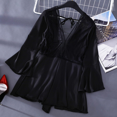 Salopetă scurtă de damă cu dantelă și decolteu spitz