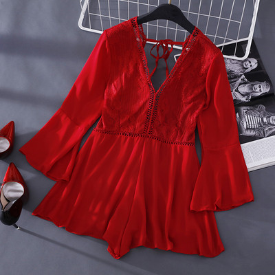 Salopetă scurtă de damă cu dantelă și decolteu spitz