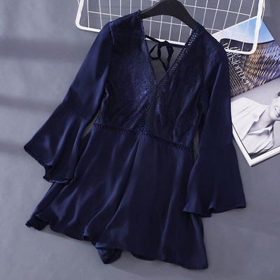 Salopetă scurtă de damă cu dantelă și decolteu spitz