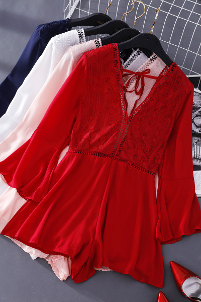 Salopetă scurtă de damă cu dantelă și decolteu spitz