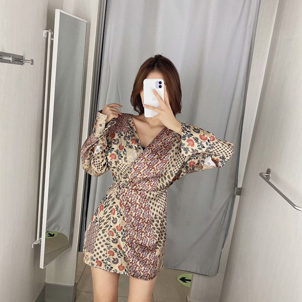 Salopetă scurtă cu mâneci drepte și lungi colorate