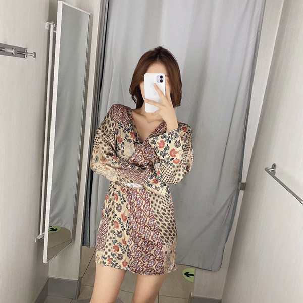 Salopetă scurtă cu mâneci drepte și lungi colorate