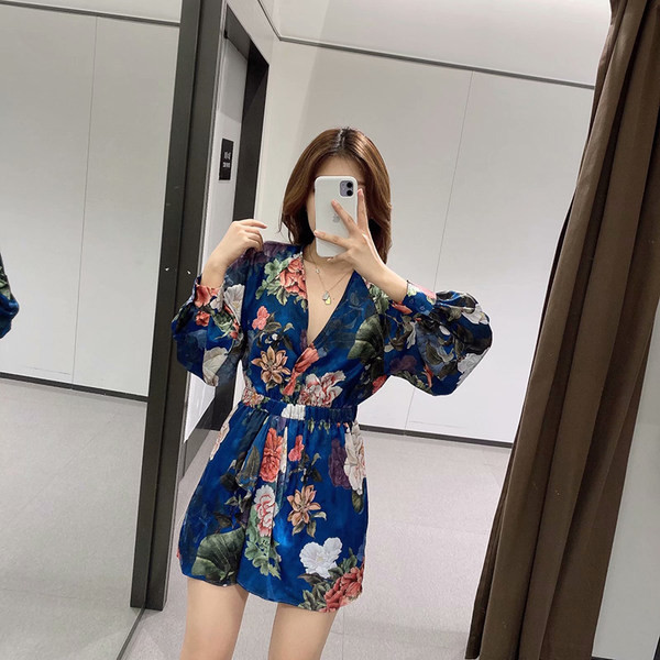 Kratki ljetni kombinezon s dubokim V izrezom