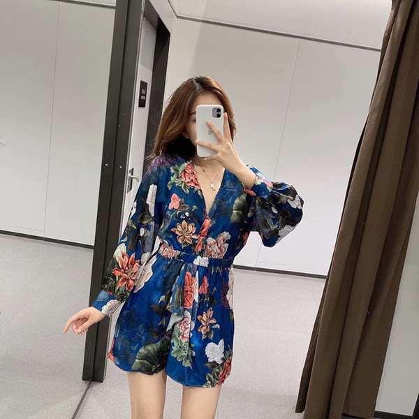 Kratki ljetni kombinezon s dubokim V izrezom