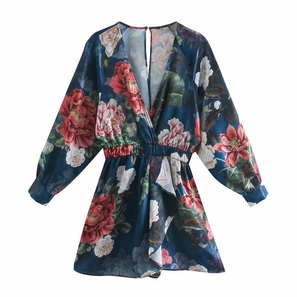 Kratki ljetni kombinezon s dubokim V izrezom