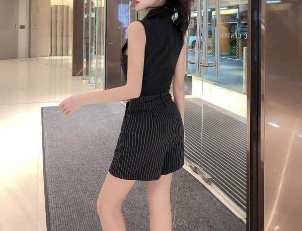 Novi model ženskog kratkog kombinezona sa džepovima