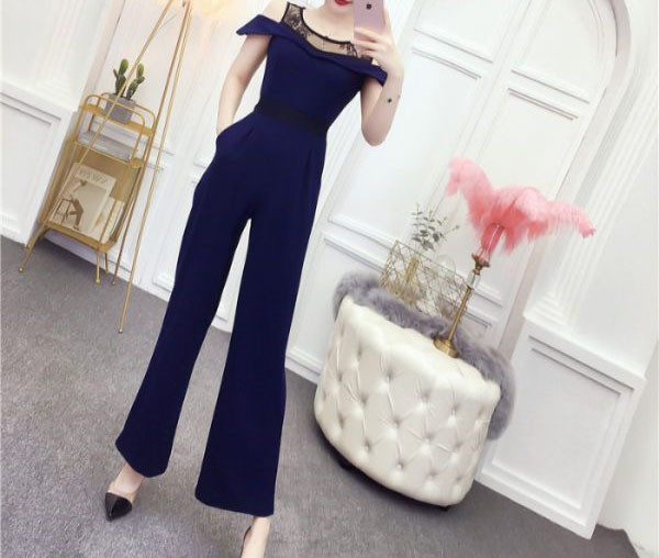 Salopeta de dama actuala cu umerii goi