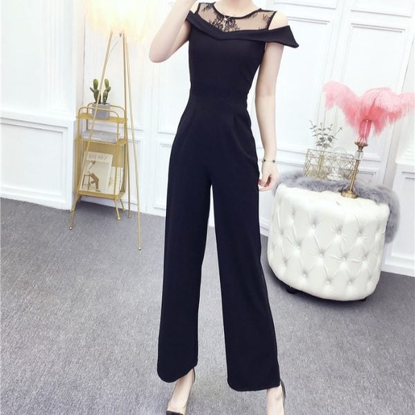 Salopeta de dama actuala cu umerii goi