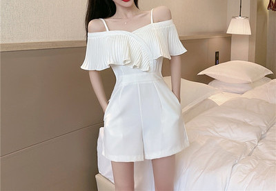 Salopetă scurtă de damă modernă, cu umerii goi și buzunare