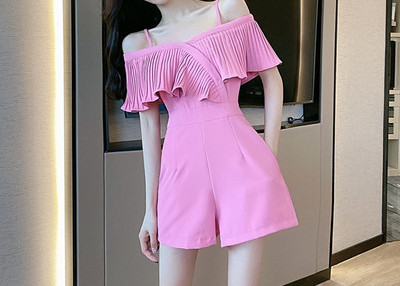 Salopetă scurtă de damă modernă, cu umerii goi și buzunare